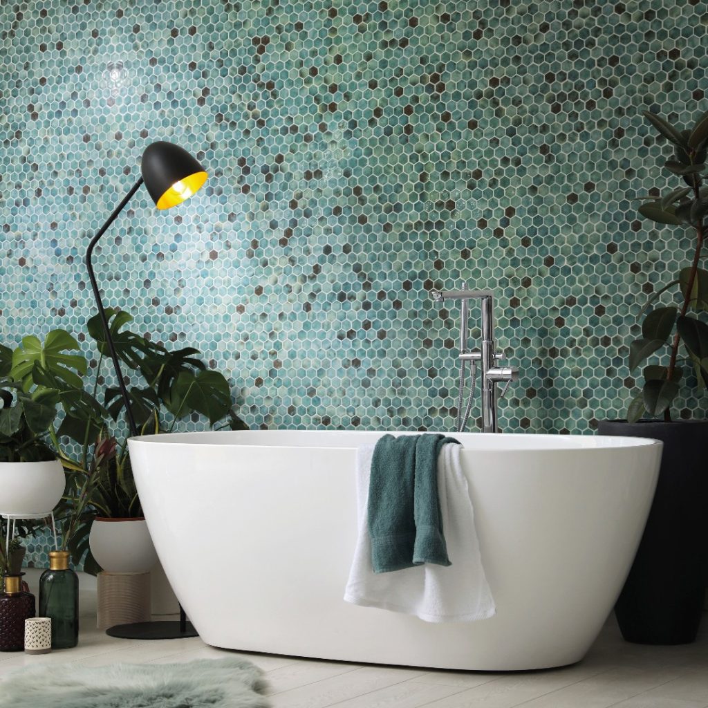 Uređenje zida u kupaonici sa mozaik pločicama Hex oblika