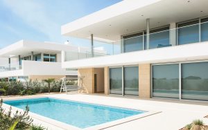 Mozaik pločice za bazen model ONIX Maureen. Kombinacija bijele i svijetloplave boje za poseban bazen.